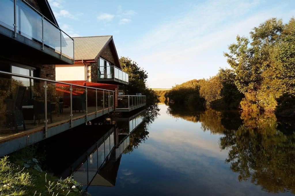 Kingfisher Hot Tub & Log Burner House On Premium Lakeside With Resort Facilities St Columb Major Exterior photo