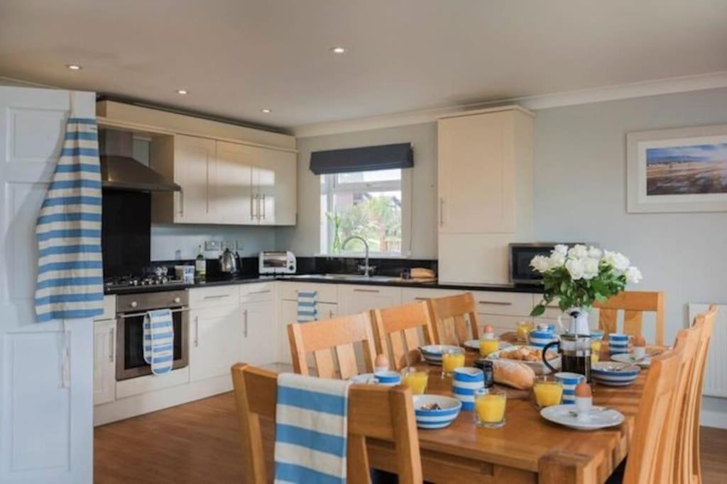Kingfisher Hot Tub & Log Burner House On Premium Lakeside With Resort Facilities St Columb Major Exterior photo